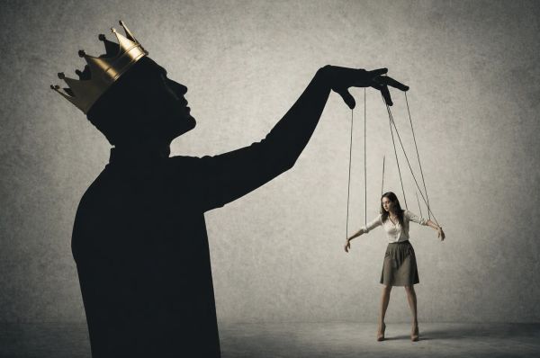 علامات العيش مع شخص نرجسي وكيفية التعرف على الشخصية النرجسية